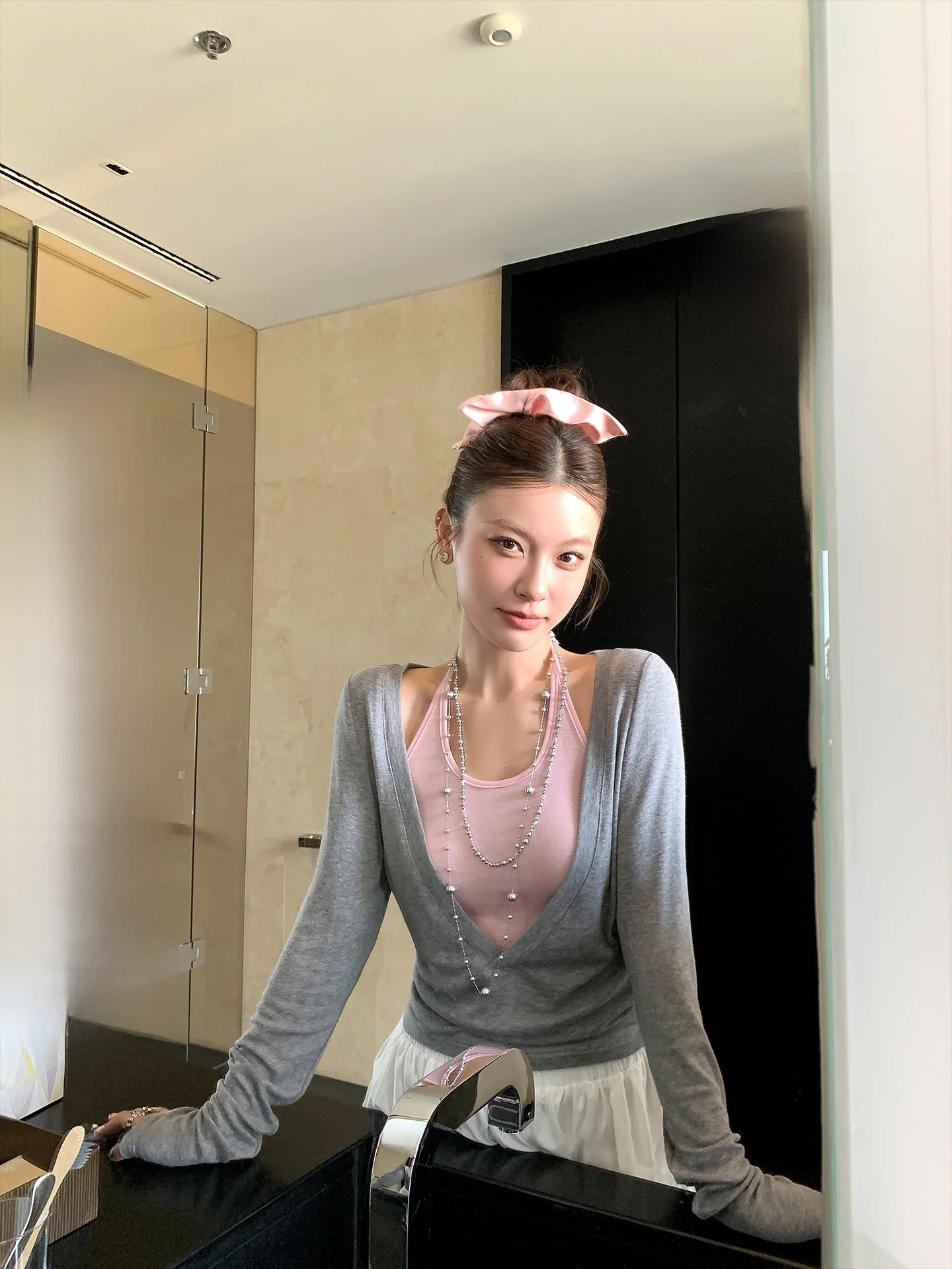 

LIONE Lazy Feel Long Sve Knitted T-irt Women's Loose Sle Color Blo Ne Hanging Silk Wool Creative Pattern Autumn Top