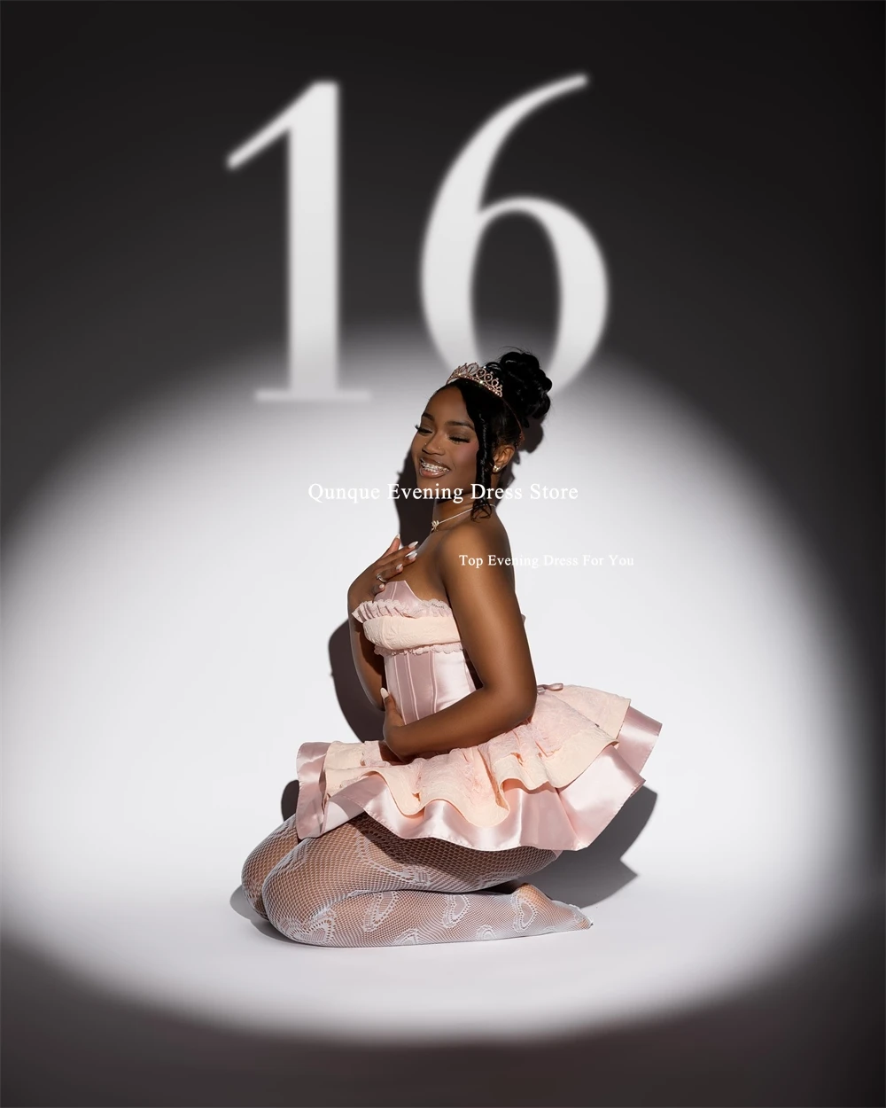 Qunque فساتين حفلة موسيقية قصيرة فاخرة من الساتان للفتيات السود مثير بدون حمالات دانتيل متدرج رداء حفلات صغير Vestidos De Festa مخصص
