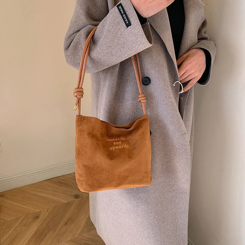 Damen-Handtasche aus Wildleder mit großer Kapazität und Buchstabenmuster, magnetische Schnalle, Samt, PU-Unterarmtasche im Retro-koreanischen Stil – Detail 14