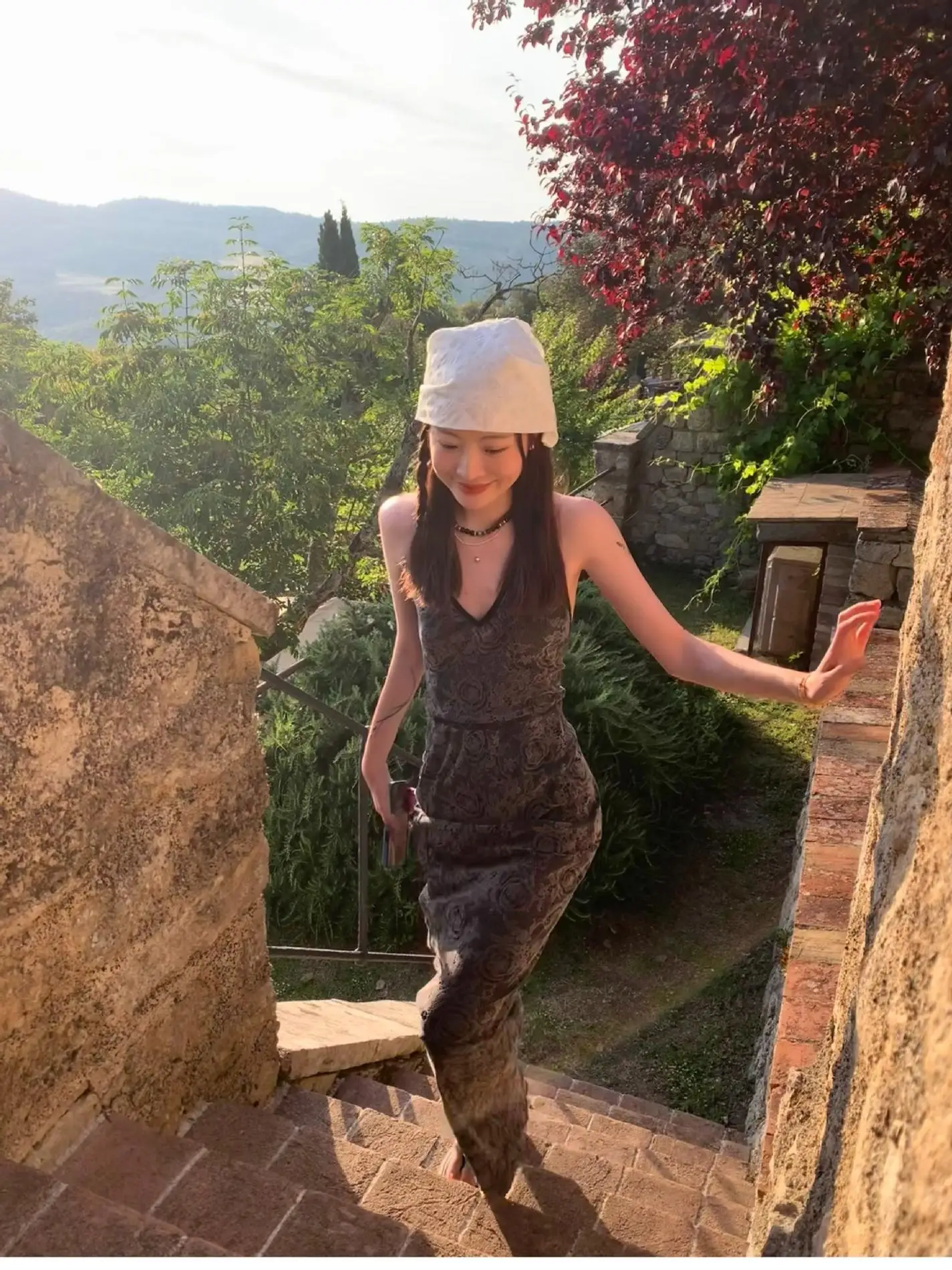 بدلة قفز مخملية مرنة بطبقة مزدوجة منقوشة باللون الوردي العميق ومجموعة تنورة F للسيدات لربيع 2024