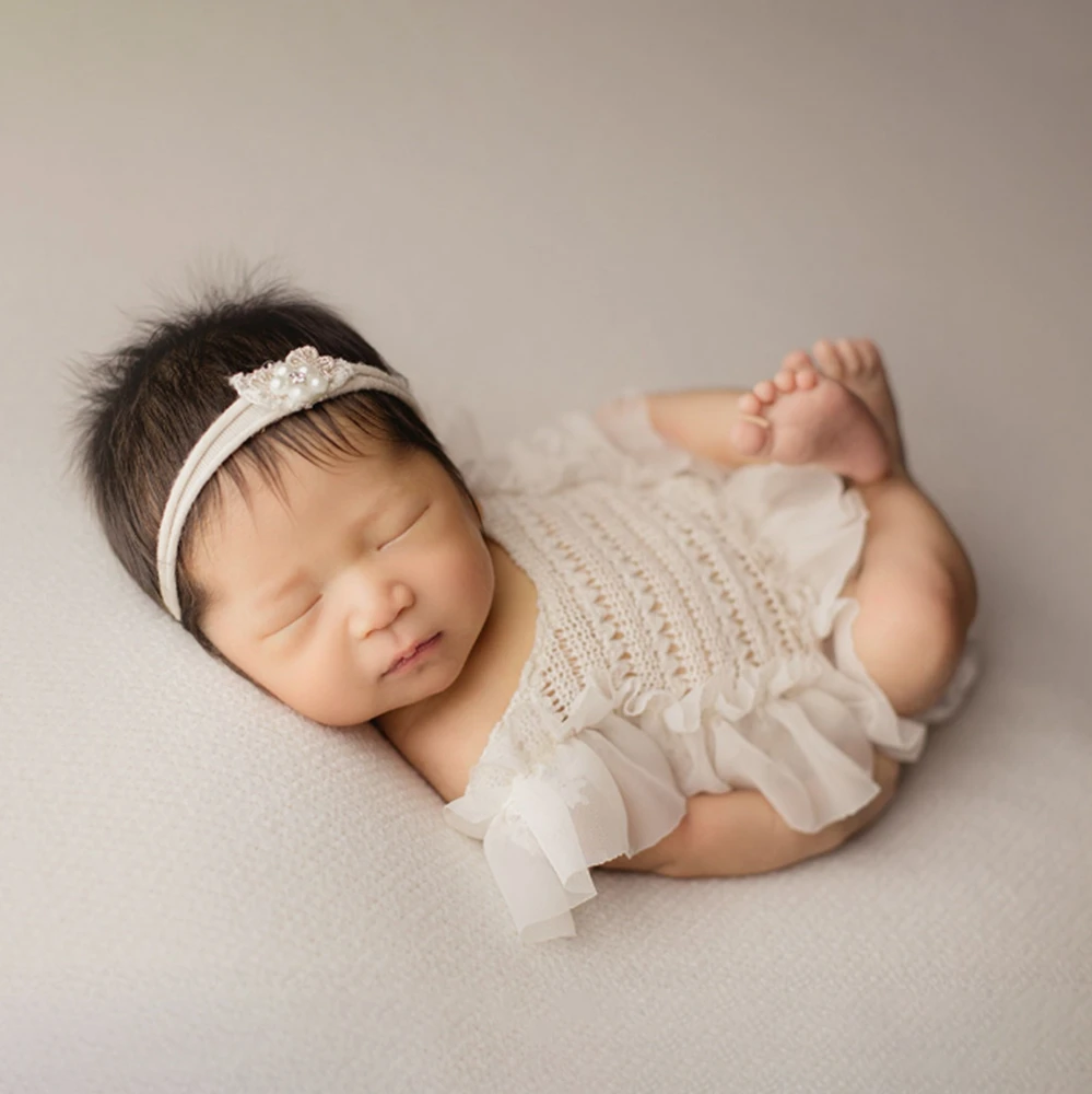 

Newborn Photography Props Baby Girl White Lace Ruffle Knit Romper Infant Photo Shoot Outfit Soft Bow Detail Cozy Newborn Clothes