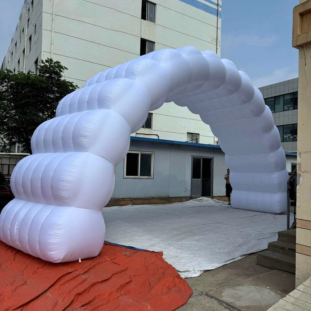 

Гигантский белый арочный входной проход в форме облака для использования в качестве декоративного предмета для активного отдыха.