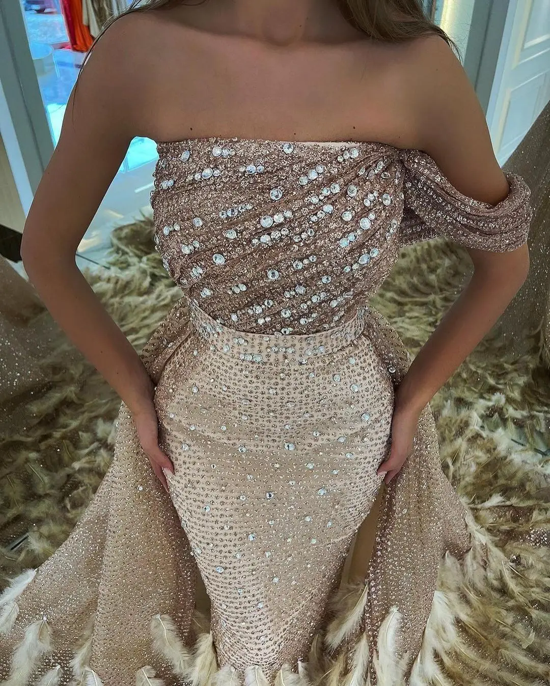 Exquisite Feather Mermaid Evening Dresses One-Shoulder Boat Neck Special Occasion Dress Women Sweep Train Prom Gowns for Party