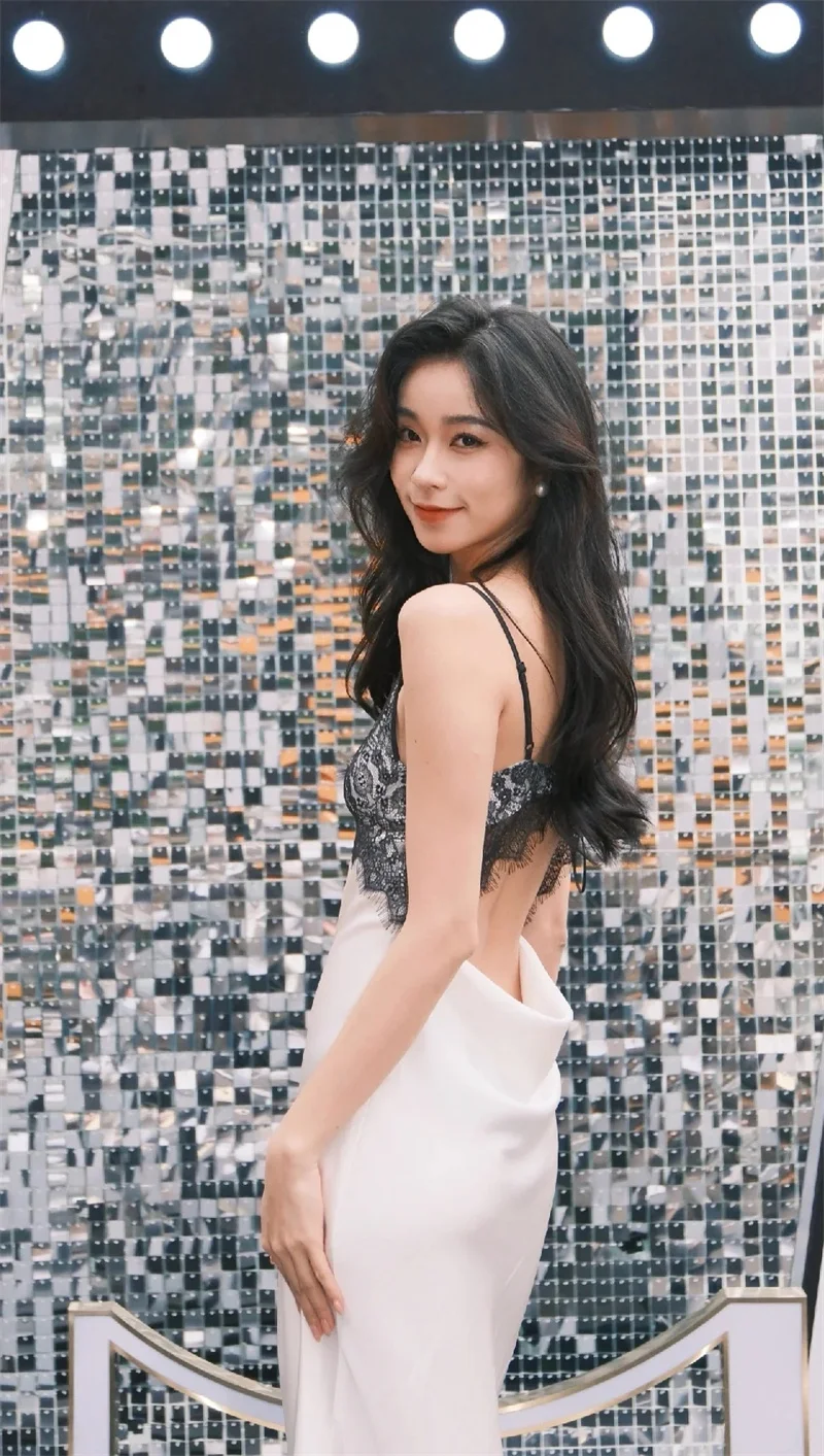 ชุดนอนผู้หญิงแบบยาว ผ้าซาตินไหม ชุดนอนเซ็กซี่ ผ้าลูกไม้ โชว์หลัง ชุดนอนลำลอง ชุดนอนฤดูร้อน ใหม่