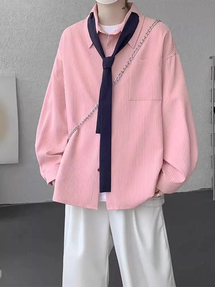 

Розовая полосатая текстурированная рубашка с длинным рукавом для мужчин, дизайн в американском студенческом стиле, элитная куртка, блузка, мужская уличная одежда в стиле хип-хоп