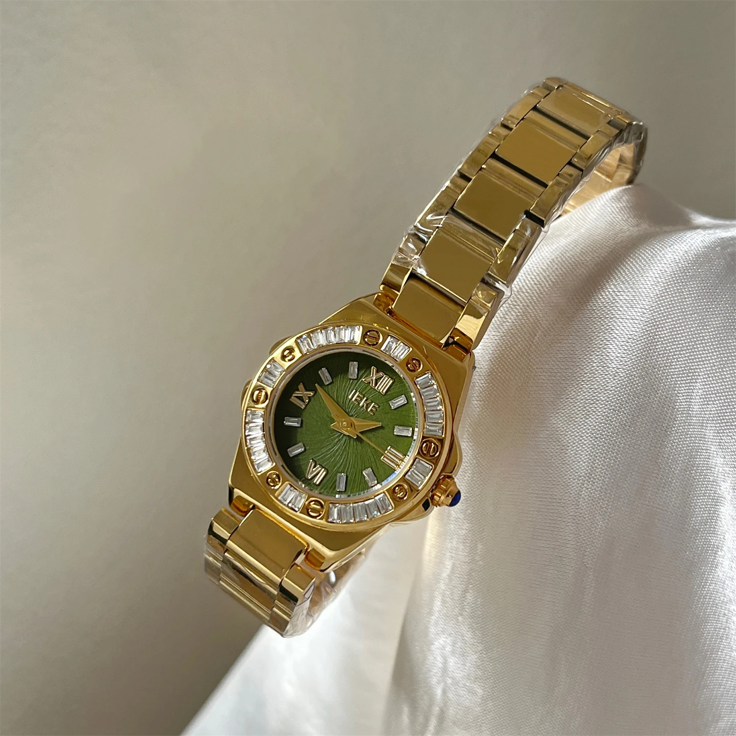 Matcha Green Round Women'S WatchRetro StyleSimple And Versatile Women'S Wristwatch, Fashionable Quartz Watch, Women'S Accessory.