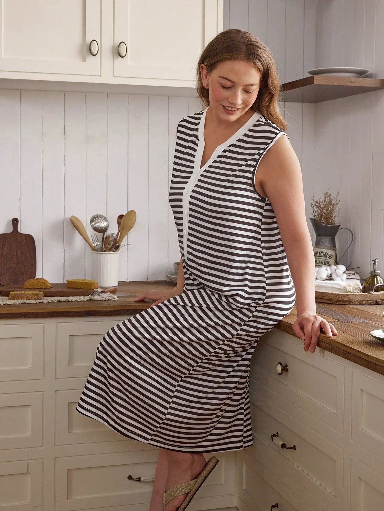 

Plus Size Contrast Stripe V-Neck Sleeveless Nightgown For Women