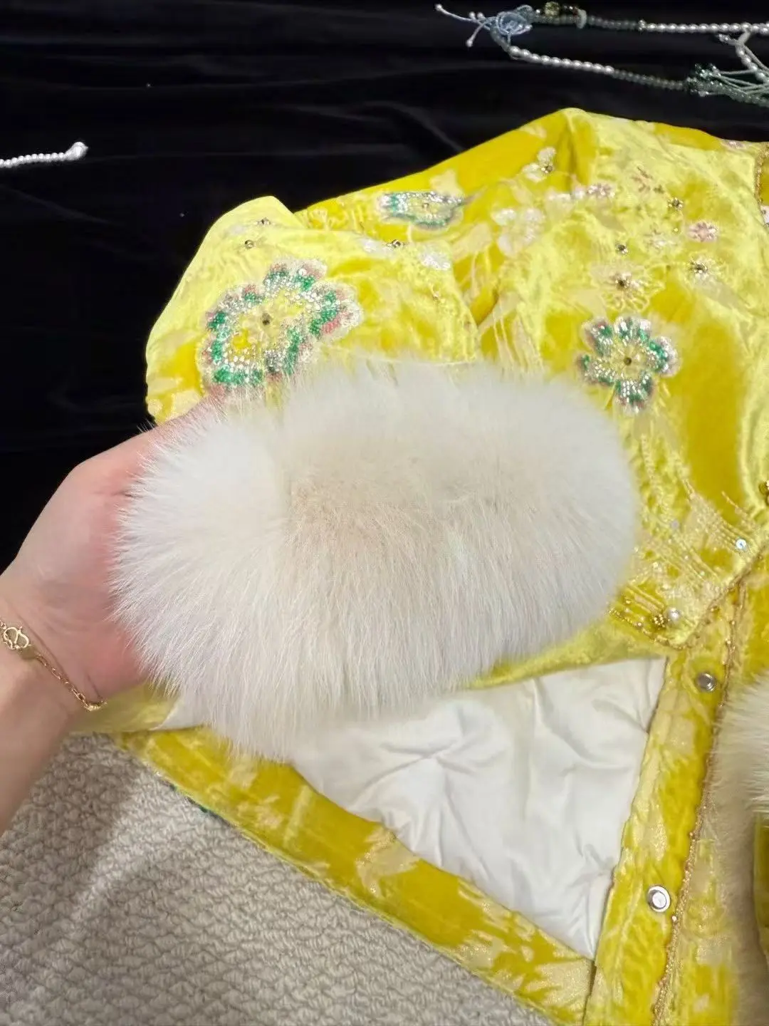 ملابس نسائية جديدة على الطراز الصيني لشتاء 2025 سترة عصرية ودافئة مع تطريز مطرز بأكمام طويلة من فرو الثعلب