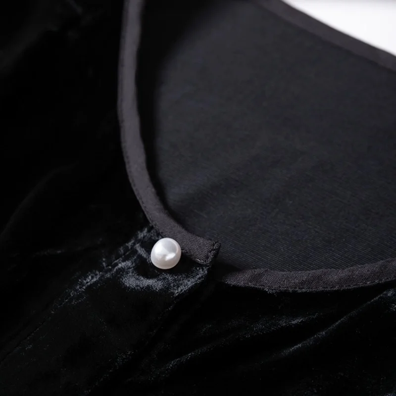 Birdtree, bluzka z aksamitu jedwabnego morwy 100%, damska miękka bluzka z okrągłym dekoltem i rękawami typu lampion, zapinana na guziki, czarna koszula na jesień 2025, T5D122JF