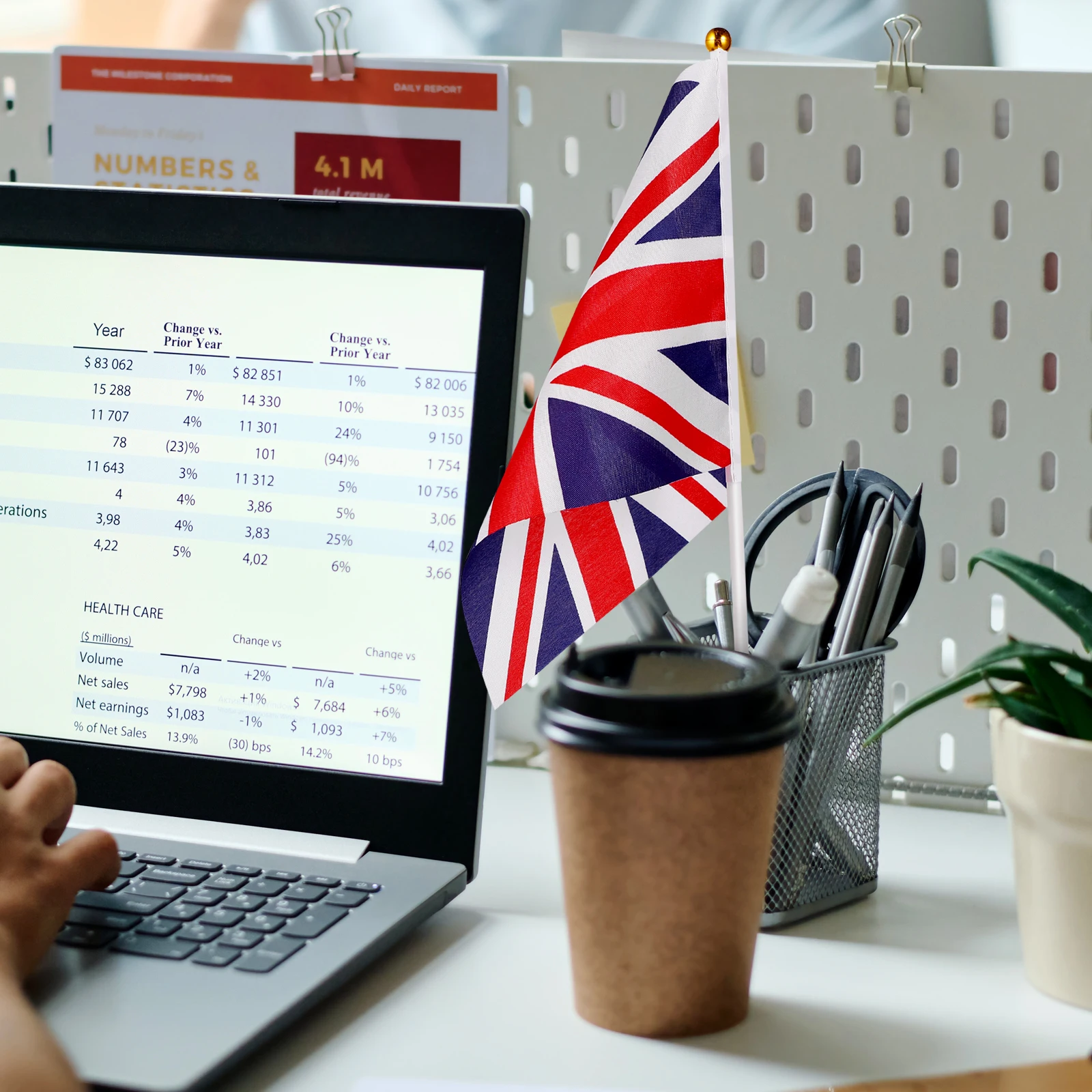 

100Pcs Mini Uk Hand Waving Flag Union Jack Polyester Great Britain Perfect for London Events Queens Diamond Party