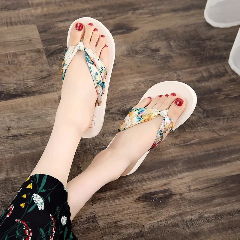 Flip Flops Women Retro Floral Platform Shoes Satin Wedges Beach Resort Shoes New Women Fashion Light Home Slippers Zapatos Mujer