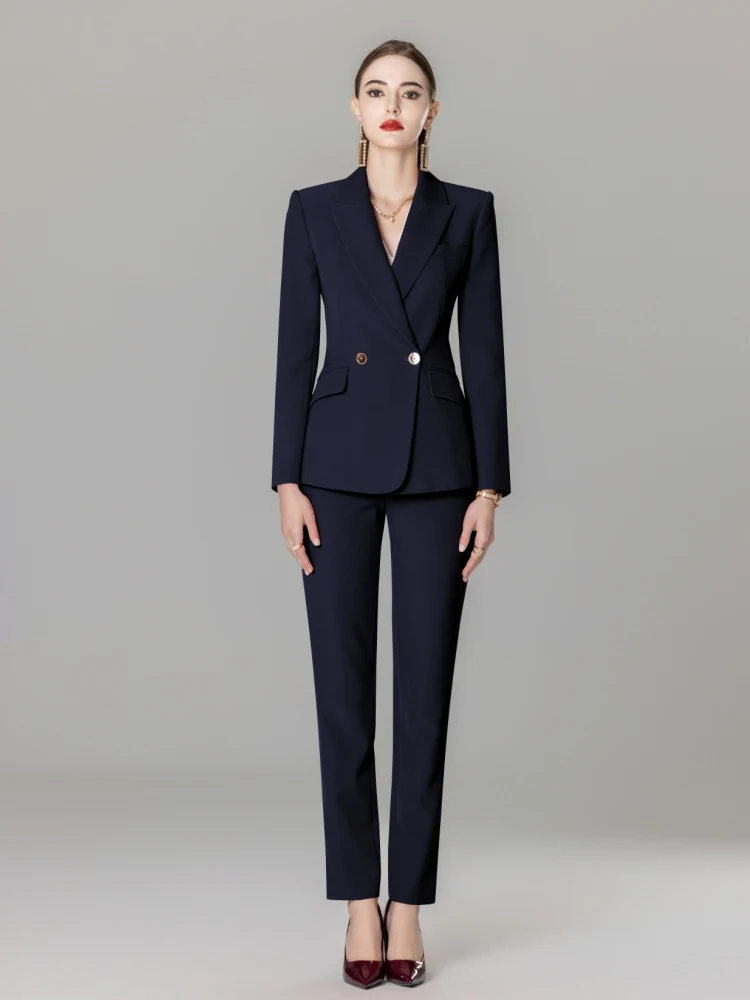 

Элегантный женский деловой костюм королевского синего цвета: пиджак и брюки для офиса, работы и деловых встреч