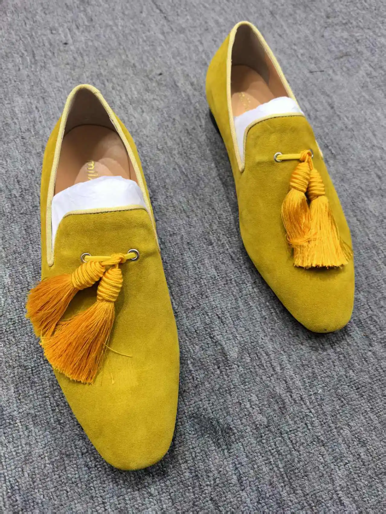 รองเท้าสลิปเปอร์หนังกลับหรูหราสำหรับผู้ชาย รองเท้าโลฟเฟอร์แบบมีพู่ รองเท้ากำมะหยี่แบบสวม รองเท้าผู้ชายแบบแบนสำหรับงานปาร์ตี้ งานแต่งงาน รองเท้าผู้ชายแบบเป็นทางการ