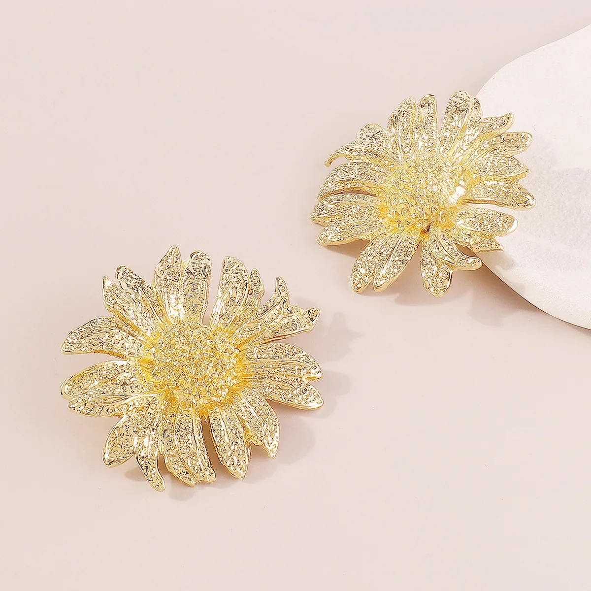 Bohemian Style Women's Metal Flower Earrings Gold and Silver Temperament Personality Exaggerated Earrings Gift Accessories 2024