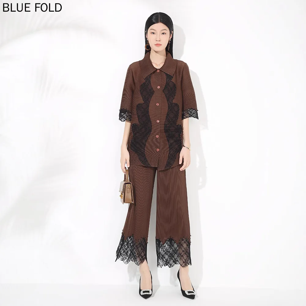 

MIYAKE Плиссированный комплект Высококачественный темпераментный воротник-стойка, эластичный топ на пуговицах и прямые брюки с драпировкой