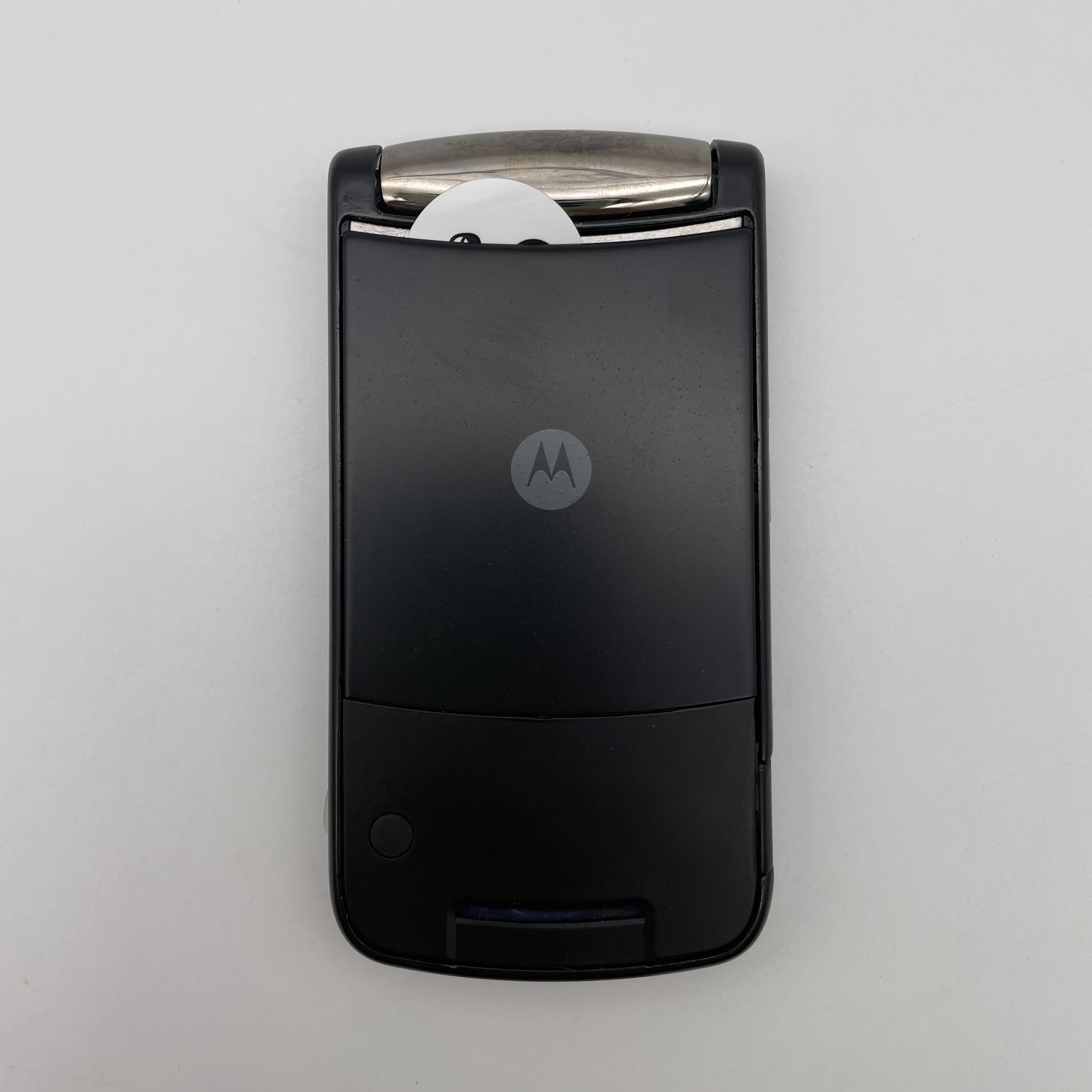 هاتف محمول أصلي مستعمل Motorola RAZR2 V8 بشريحتين غير مقفول 2G مقاس 2.2 بوصة 2 ميجابكسل 770 مللي أمبير في الساعة هواتف ذكية بحالة جيدة