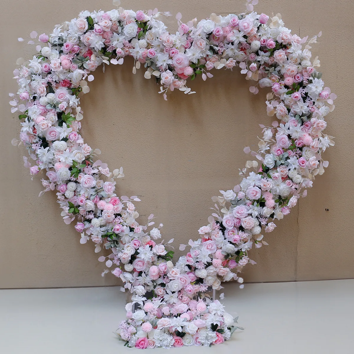 Herzförmiger künstlicher Blumenwandbogen, herzförmiger Bogen, verwendet für Hochzeits-Hintergrunddekoration und Partydekoration. – Detail 10
