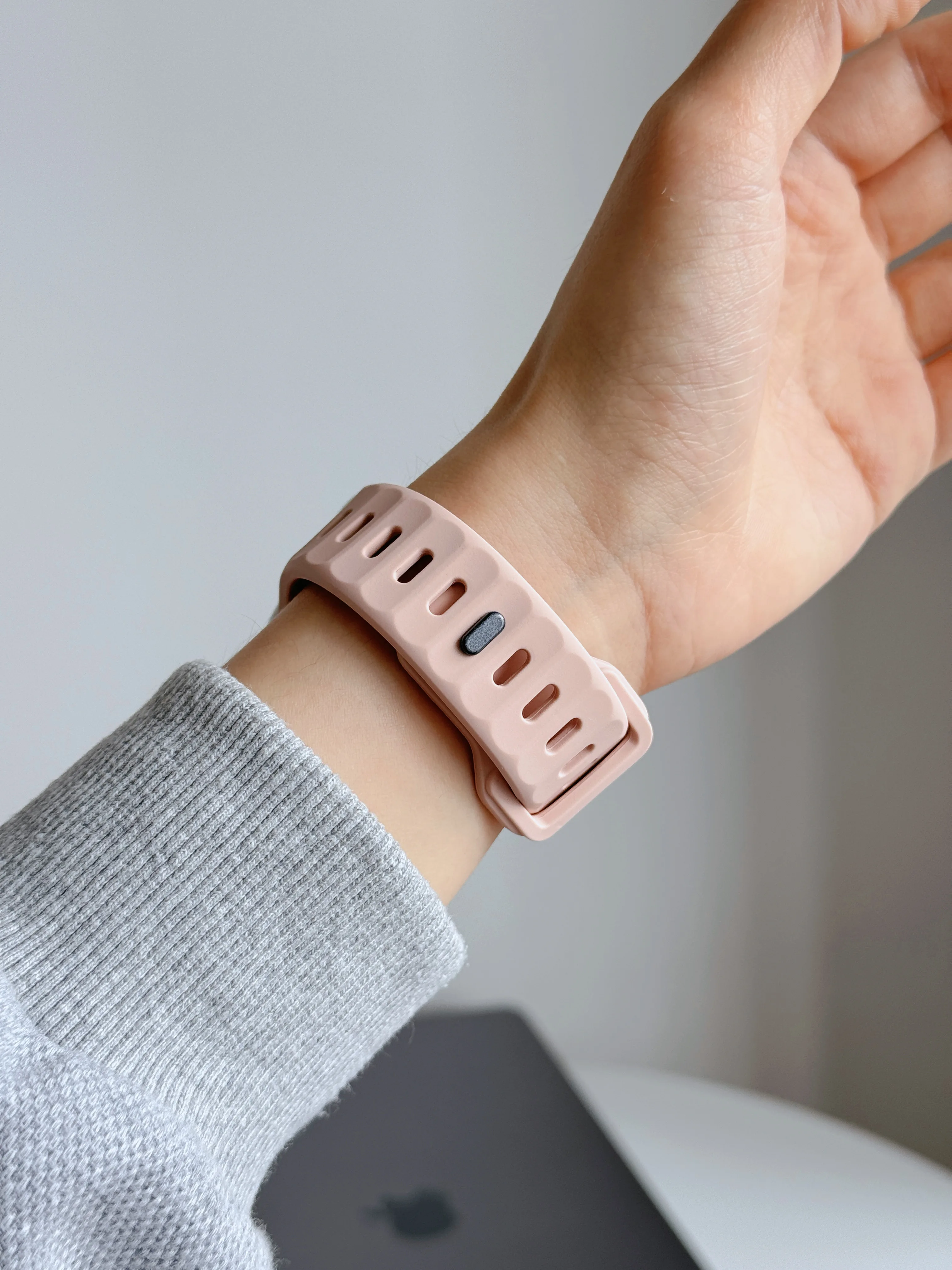 Kreatives, schräges Silikonarmband für die Apple Watch, 40 mm, 41 mm, 44 mm, 45 mm, S10, S11, 46 mm, 42 mm, iWatch Series 12, 11, 10, 9, 8, 7, 6. – Detail 6
