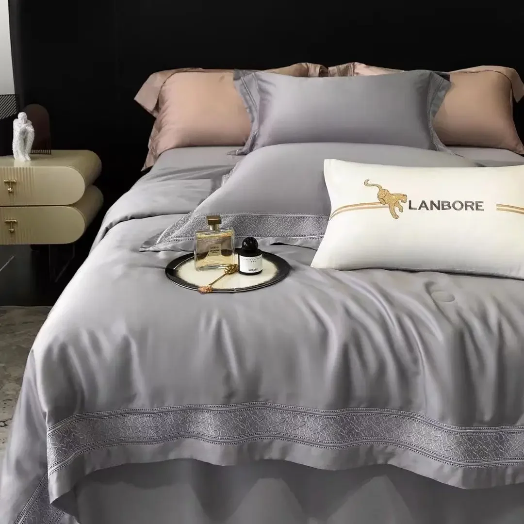 

Высококачественный комплект летнего шелкового одеяла, который можно стирать в машине, с четырьмя предметами кондиционирования воздуха, легкий роскош и прохладный, летнее прохладное ощущение.