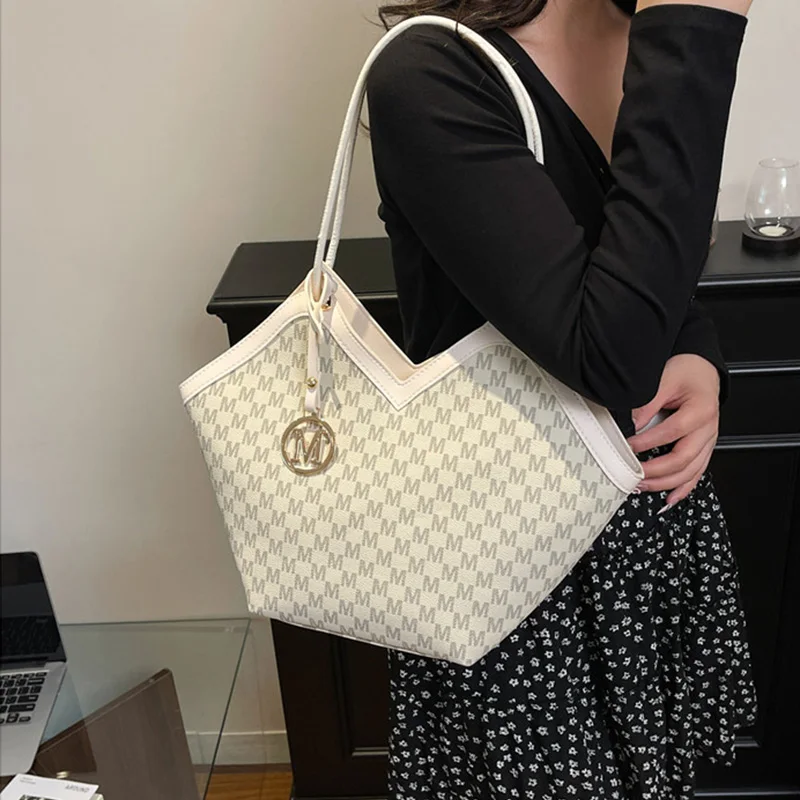 حقيبة يد مطبوعة على الموضة حقيبة تسوق أنيقة للسيدات حقيبة كتف غير منتظمة ذات سعة كبيرة حقيبة ركاب عادية مع حقيبة المعلقات