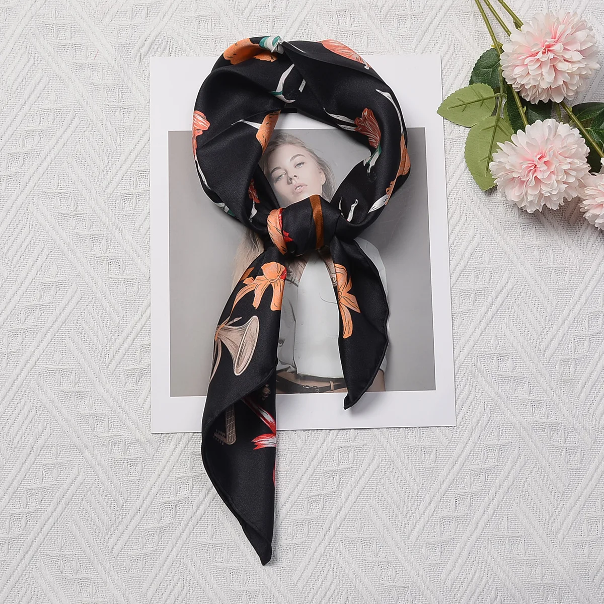 Marques de luxe foulard en soie petits Bandanas carrés foulards tête vêtements accessoires saint valentin cadeau de noël