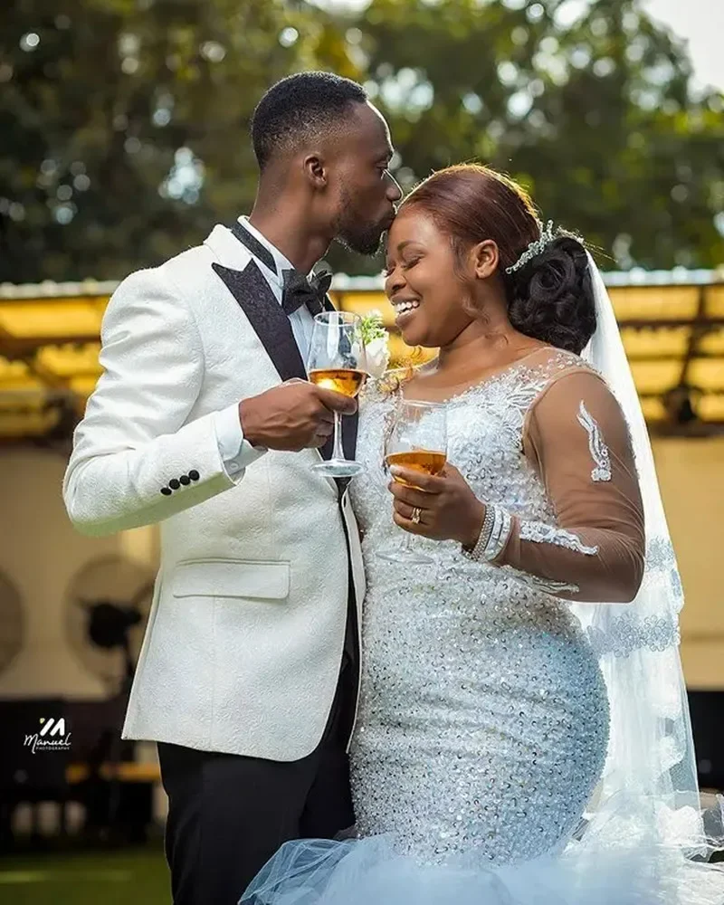 Maßgeschneidertes afrikanisches Plus Size Shinny Perlen Pailletten Hochzeitskleid für die Braut Robe De Mariée Lange Ärmel Stufen Tüll Brautkleid