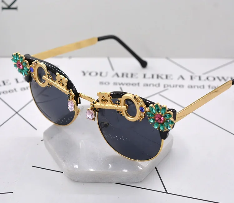 Crystal Rhinestone Baroque Sun glasses Women Brand Designer Summer Luxury Ladies Sunglasses for Summer Oculos De Sol Feminino