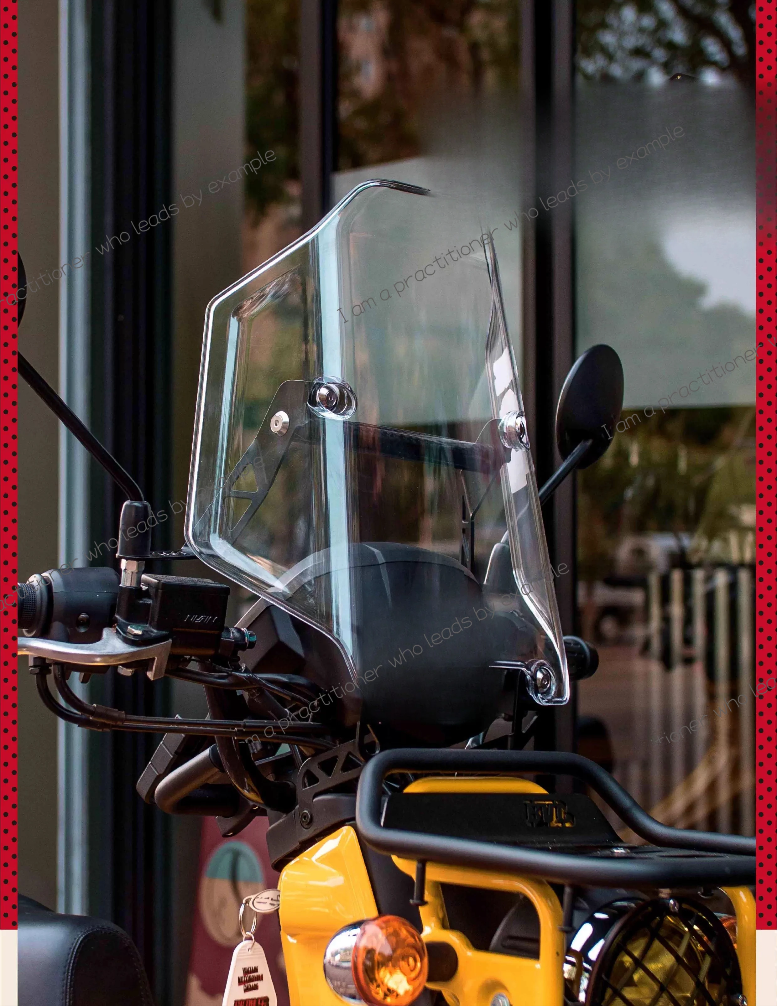 ホンダカブCC110のフロントガラスに適しています。フロントガラスは射出成形されたPC製で、カーボンファイバー製のナビゲーションバーが付いています。