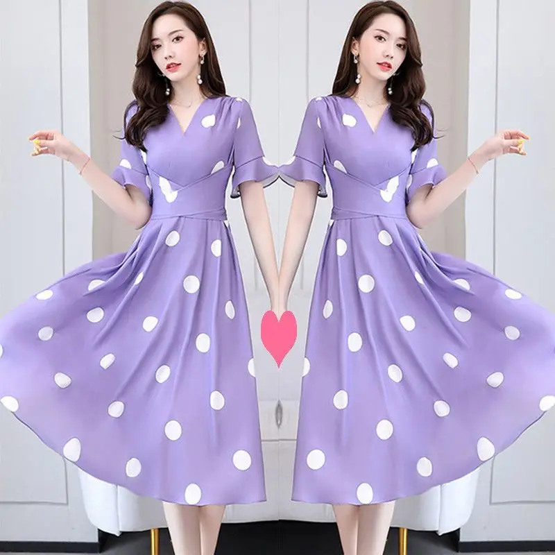 Frühjahr/Sommer koreanische Ausgabe neues Kleid mit Chiffon-Tupfen muster und V-Ausschnitt, mittellanges Taillen kleid zum Abnehmen