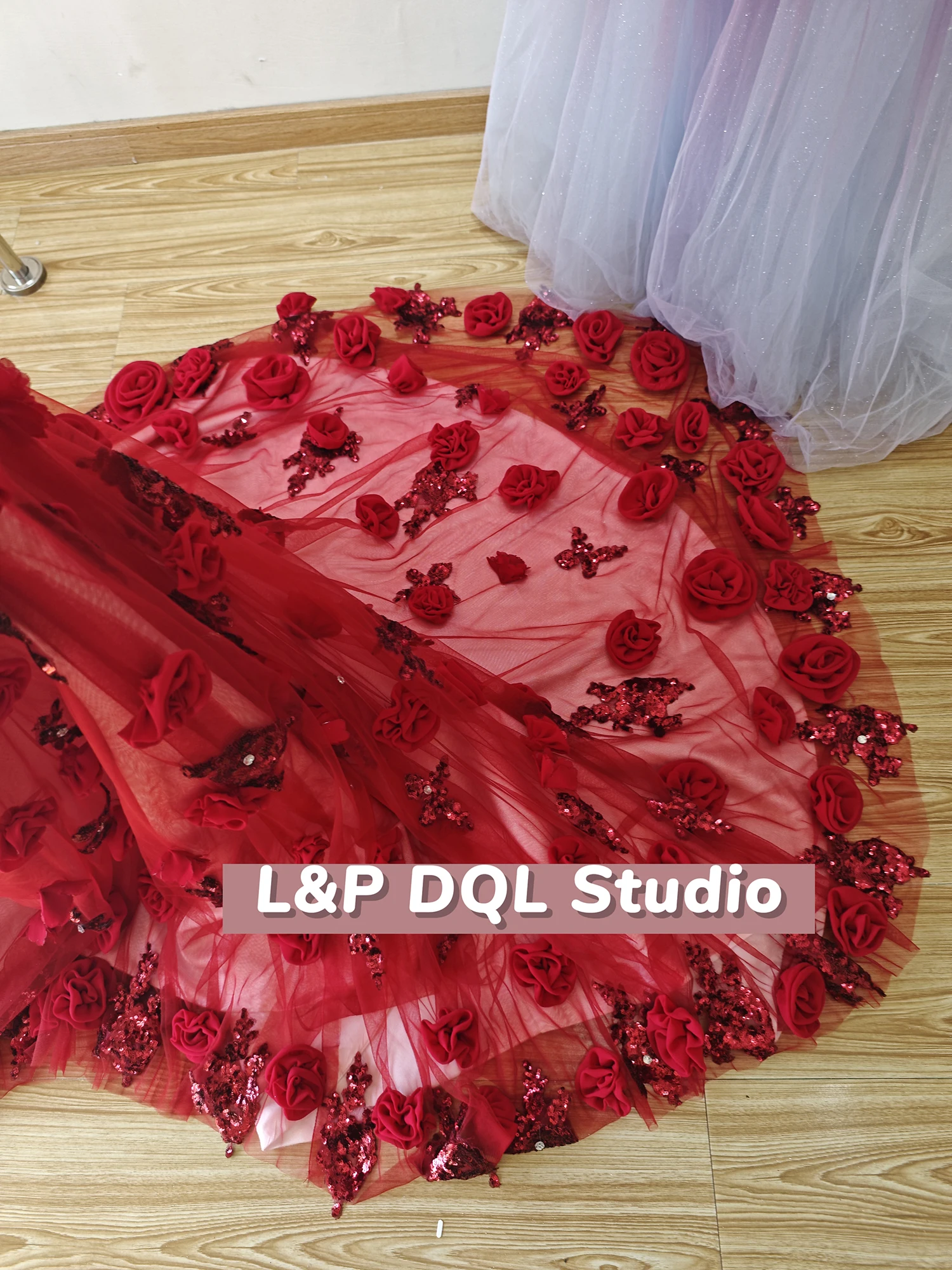 L&P DQL Studio-Abendkleid Dard Red Exquisite Ballkleider Neckholder Reißverschluss hinten Applikation mit Pailletten Perlen mit Kristall