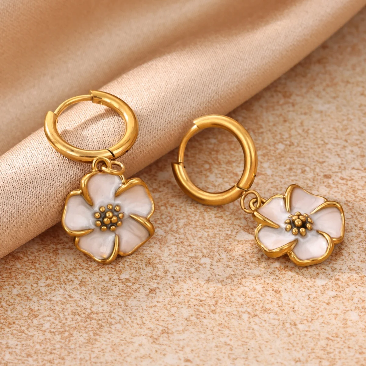 Süße rosa-weiße Emaille-Blumen-Ohrringe, goldfarbener Edelstahl, Blumen-Huggie-Creolen, baumelnde Ohrringe, Damen-Party-Geschenk – Detail 9