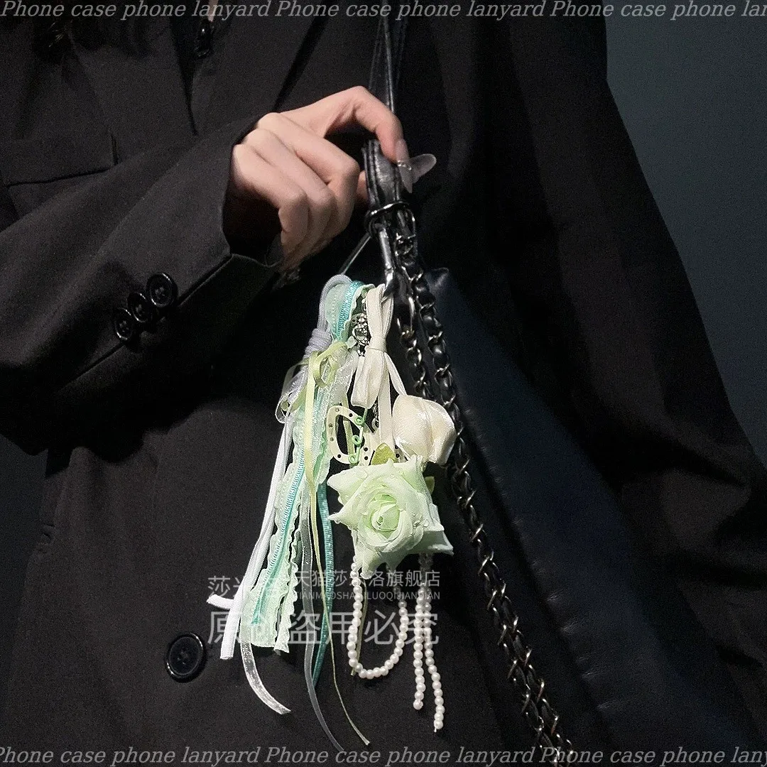 พวงกุญแจคาวาอี้ลายเฮลโลคิตตี้สไตล์ Y2K สำหรับตกแต่งกระเป๋าเป้สะพายหลัง กระเป๋าถือ ของตกแต่ง DIY สำหรับผู้หญิง พร้อมพู่ลูกไม้ลายดอกกุหลาบ