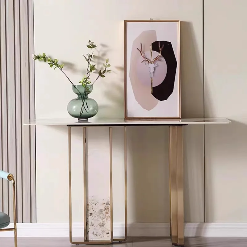 

Легкий роскошный входной столик из каменной плиты. Простой современный полосовой корпус. Стол с видом на конце.