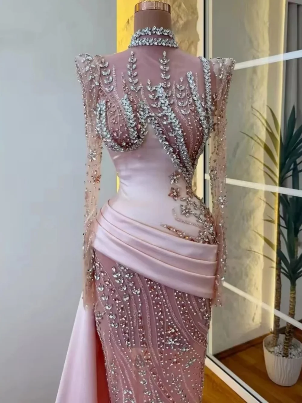 ชุดราตรีทรงเมอร์เมด ดีไซน์เนอร์ คอสูง ประดับคริสตัล งานปักเลื่อม ชุดออกงาน แขนยาว ยาวกรอมพื้น  สามารถสั่งตัดได้