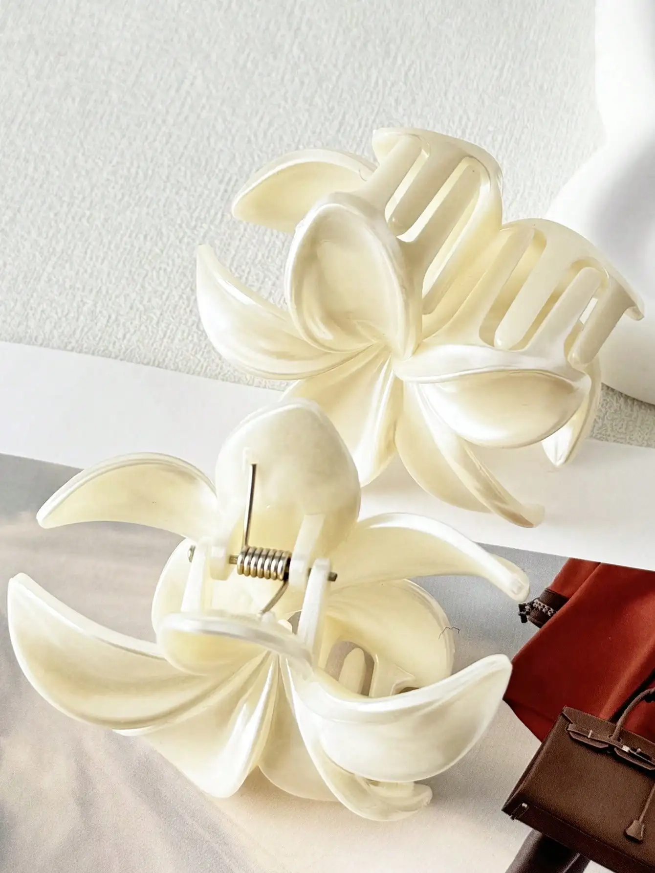 2Pcs white light sensitive flower clip, shark clip at the back of the head, beach vacation style, simple hair accessory image 4