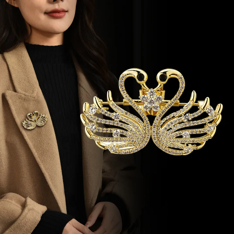 

The elegant zircon swan brooch is sweet and unique, paired with a pair of swan pins as a clothing accessory