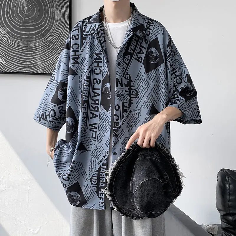 

Мужская рубашка больших размеров с коротким рукавом, с газетным принтом, повседневная, дышащая, летняя, модная, брендовая, на пяти пуговицах, приталенного кроя.