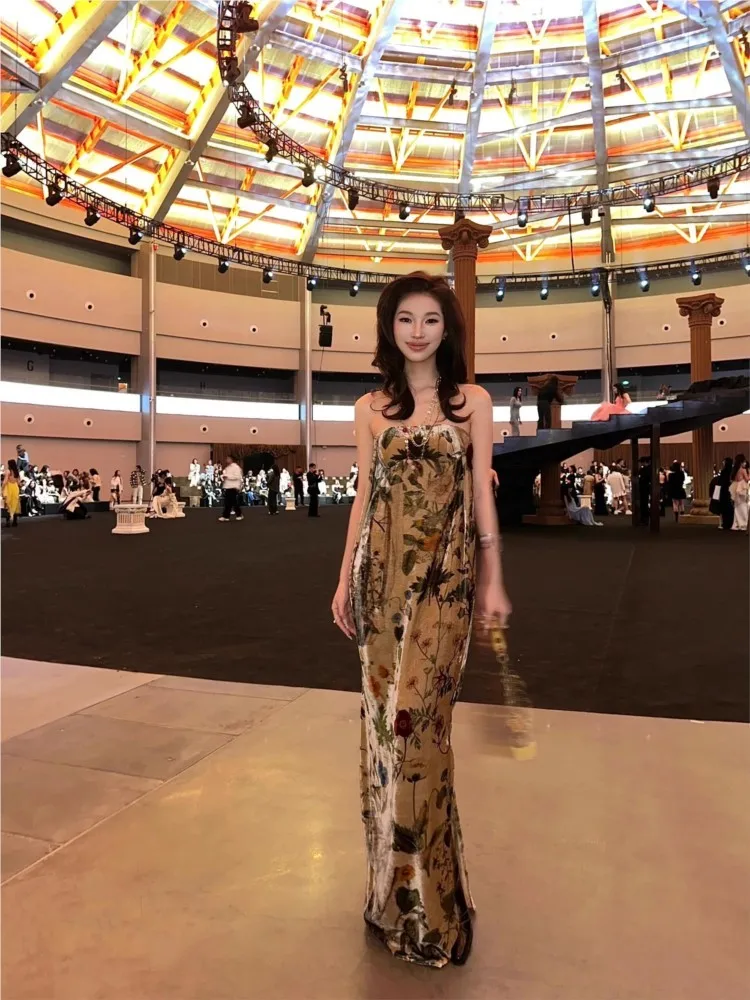 

Printed strapless dress creates a new Chinese-style champagne gold velvet for visiting exhibitions and toasting