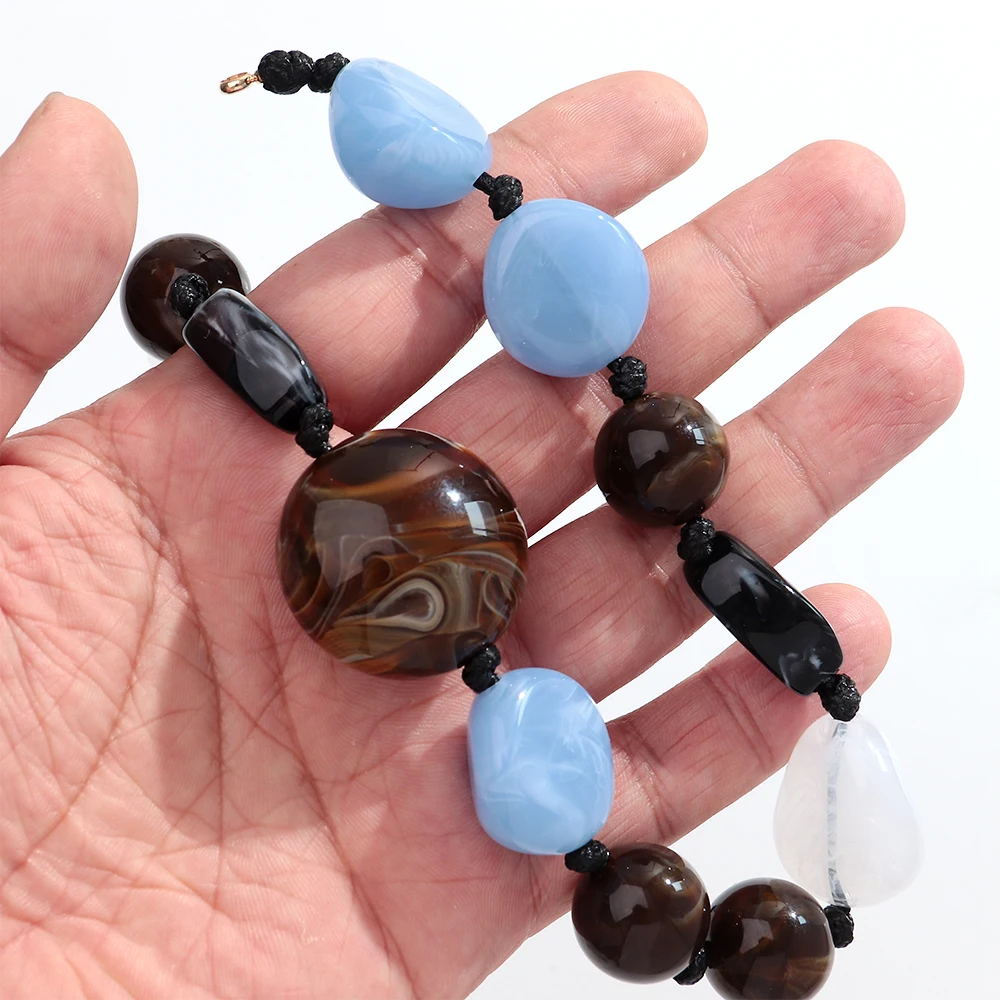 Modische Acryl-Halskette mit Unregelmäßigen Geometrischen Perlen, Neue Handgefertigte Geknotete Perlenkette, Trendiger Schmuck als Geschenk – Detail 4