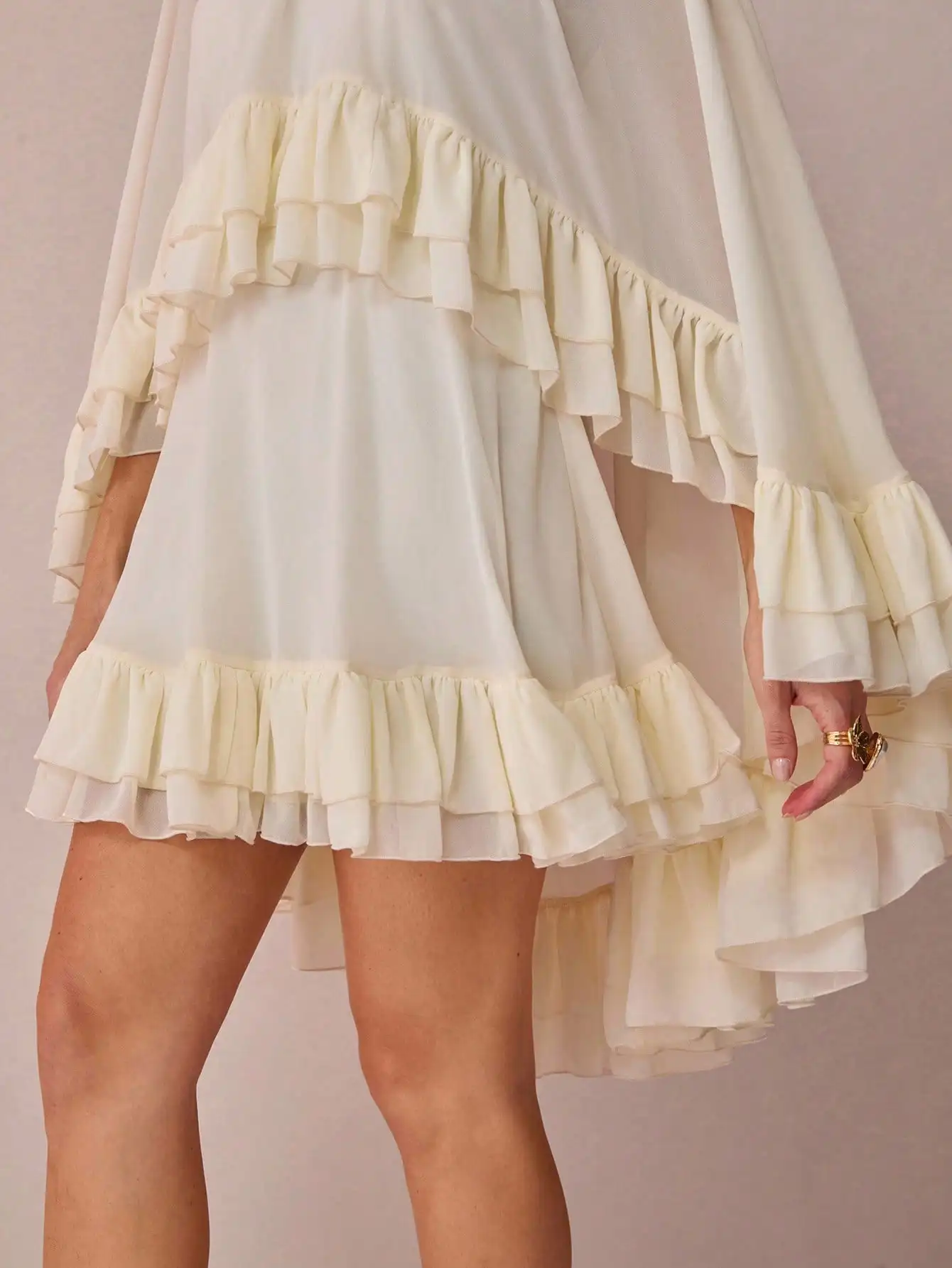 Romantisches Damen-Minikleid mit cremeweißem Cape und Rüschensaum, süß und elegant