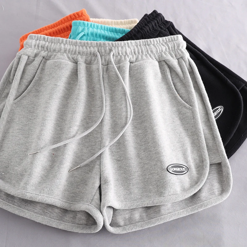 

Женские размера плюс спортивные шорты, летние впитывающие пот шорты на шнуровке с широкими штанинами, Свободные повседневные шорты для фитнеса и бега