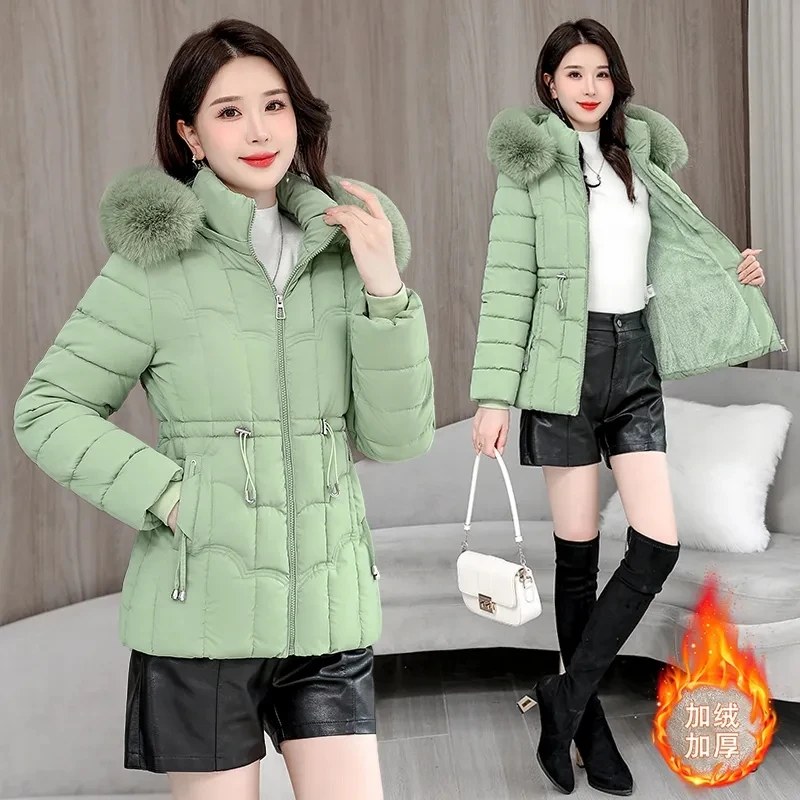 Madre di mezza età Giacca di cotone 2025 Inverno Parka delle nuove donne Grande collo di pelliccia Cappotto caldo Peluche femminile di spessore Giacche casual