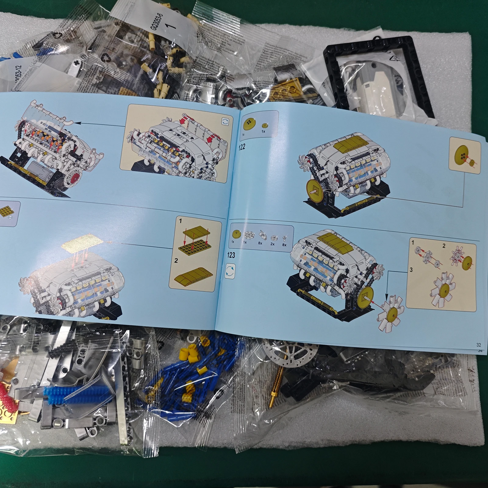 

Конструктор GQ3053: Модель двигателя V8, 692 детали, электрический привод, игрушка-украшение для стола, подарок на день рождения для мальчика