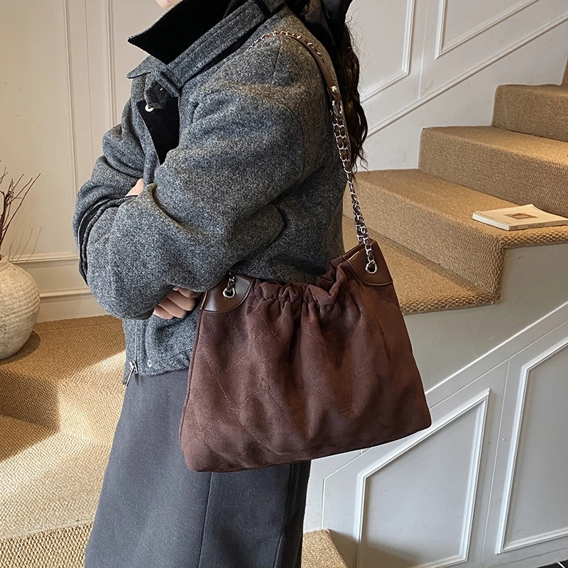 

Autumn Winter Large Capacity Quilted Bucket Bag Chain Shoulder Light Chic Unique Design For Women Daily Date Night Gift