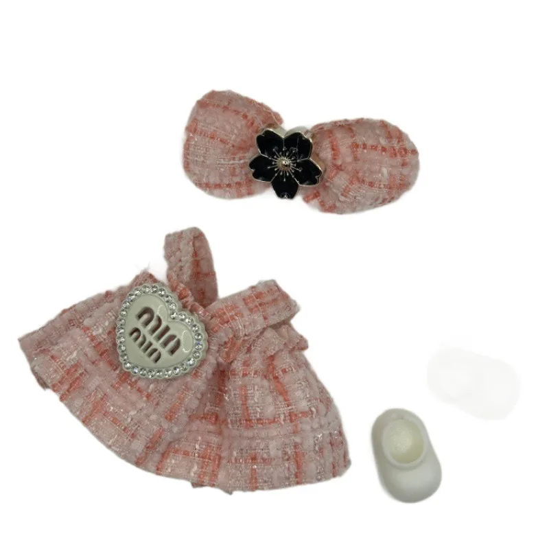 ملابس أطفال من Labubu 4.0 ملابس Xiaoxiangfeng سلسلة كلمة المرور على شكل قلب Labubu صندوق أعمى ملابس دمى هدية عيد ميلاد