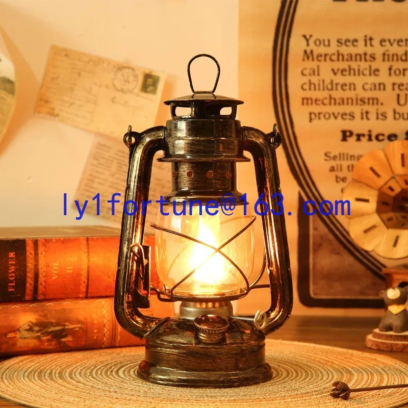 Old-fashioned oil , camping horse lamp, retro nostalgic ornaments, props of the Republic of China, farmyard decorations
