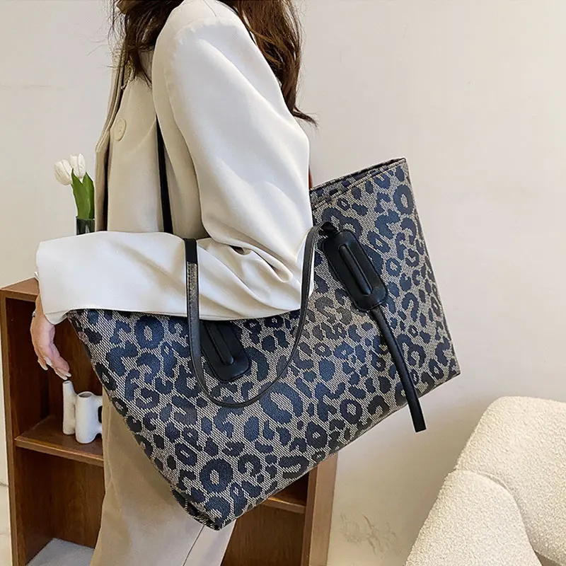 Large Capacity PU Bag Women\'s Shoulder Bag Fashion Personality Leopard Print Handbag Commuter Underarm Bag Shopping Bag