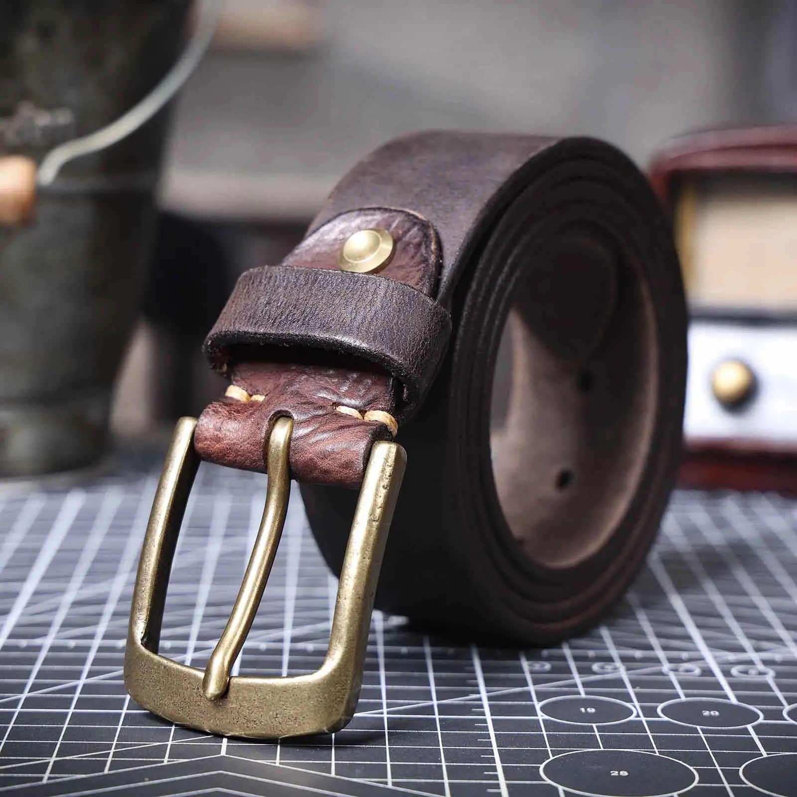 Vintage-Herrengürtel aus echtem Leder mit massiver Messingschnalle, lässiger Dornschließe-Gürtel mit Geschenkbox, verdicktes italienisches Rindsleder – Detail 19