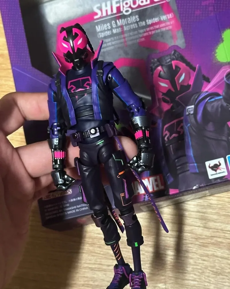 متوفر في المخزون بانداي الأصلي SHFiguarts مايلز G.Morales (الرجل العنكبوت: عبر الآية العنكبوتية) شخصيات الرسوم المتحركة نموذج اللعب هدية