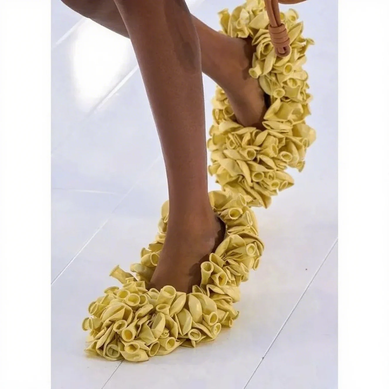 Zapatos de tacón con globos deslatados coloridos para mujer, zapatos sin cordones, tacones altos modernos para primavera y verano, Tacones de diseñador amarillos y rojos, novedad de 2025